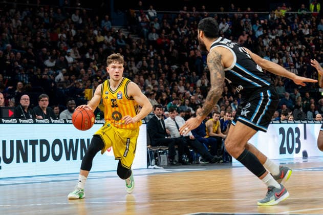 Bennet Hundt ALBA Berlin, 33 dribbling against Martin Breunig Veolia Towers Hamburg, 13 , GER, Veolia Towers Hamburg vs Alba Berlin, Basketball, Bundesliga, Matchday 10, Season 2025 2026, 14 12 2025 GER, Veolia Towers Hamburg vs Alba Berlin, Basketball, Bundesliga, Matchday 10, Season 2025 2026, 14 12 2025 Hamburg Copyright: xEibner-Pressefoto MaxxVincenx EP_MVN