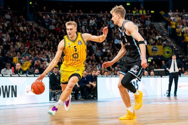 Sam Griesel ALBA Berlin, 05 dribbling, Zsombor Maronka Veolia Towers Hamburg, 05 , GER, Veolia Towers Hamburg vs Alba Berlin, Basketball, Bundesliga, Matchday 10, Season 2025 2026, 14 12 2025 GER, Veolia Towers Hamburg vs Alba Berlin, Basketball, Bundesliga, Matchday 10, Season 2025 2026, 14 12 2025 Hamburg Copyright: xEibner-Pressefoto MaxxVincenx EP_MVN