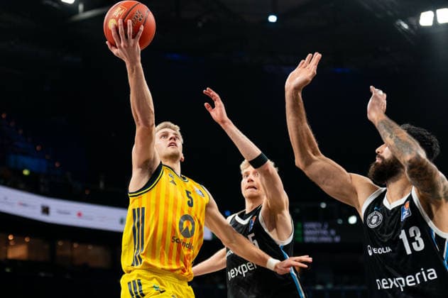 Sam Griesel ALBA Berlin, 05 on a lay-up against Zsombor Maronka Veolia Towers Hamburg, 05 and Martin Breunig Veolia Towers Hamburg, 13 , GER, Veolia Towers Hamburg vs Alba Berlin, Basketball, Bundesliga, Matchday 10, Season 2025 2026, 14 12 2025 GER, Veolia Towers Hamburg vs Alba Berlin, Basketball, Bundesliga, Matchday 10, Season 2025 2026, 14 12 2025 Hamburg Copyright: xEibner-Pressefoto MaxxVincenx EP_MVN