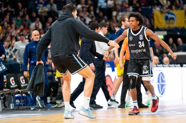 Ross Williams Veolia Towers Hamburg, 34 cheers with Benedikt Turudic Veolia Towers Hamburg, 44 , GER, Veolia Towers Hamburg vs Alba Berlin, Basketball, Bundesliga, Matchday 10, Season 2025 2026, 14 12 2025 GER, Veolia Towers Hamburg vs Alba Berlin, Basketball, Bundesliga, Matchday 10, Season 2025 2026, 14 12 2025 Hamburg Copyright: xEibner-Pressefoto MaxxVincenx EP_MVN