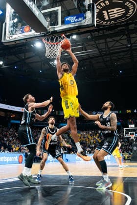 Norris Agbakoko ALBA Berlin, 17 at the dunk, Niklas Wimberg Veolia Towers Hamburg, 17 , Martin Breunig Veolia Towers Hamburg, 13 , GER, Veolia Towers Hamburg vs Alba Berlin, Basketball, Bundesliga, Matchday 10, Season 2025 2026, 14 12 2025 GER, Veolia Towers Hamburg vs Alba Berlin, Basketball, Bundesliga, Matchday 10, Season 2025 2026, 14 12 2025 Hamburg Copyright: xEibner-Pressefoto MaxxVincenx EP_MVN