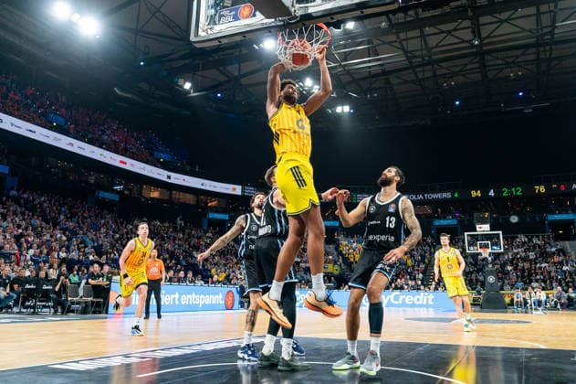Norris Agbakoko ALBA Berlin, 17 at the dunk, Niklas Wimberg Veolia Towers Hamburg, 17 , Martin Breunig Veolia Towers Hamburg, 13 , GER, Veolia Towers Hamburg vs Alba Berlin, Basketball, Bundesliga, Matchday 10, Season 2025 2026, 14 12 2025 GER, Veolia Towers Hamburg vs Alba Berlin, Basketball, Bundesliga, Matchday 10, Season 2025 2026, 14 12 2025 Hamburg Copyright: xEibner-Pressefoto MaxxVincenx EP_MVN