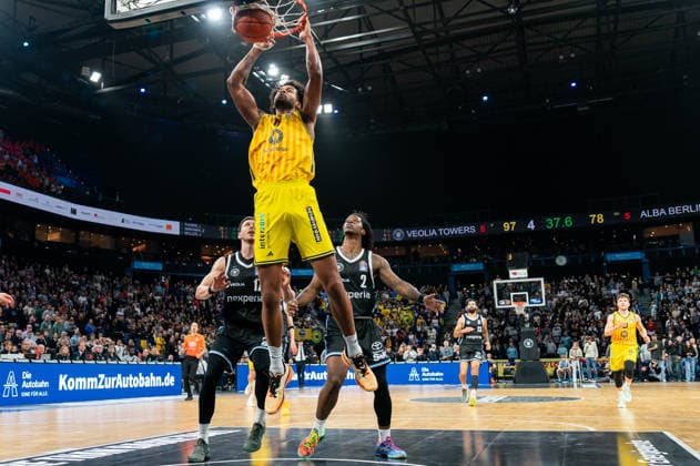 Norris Agbakoko ALBA Berlin, 17 on dunk, Niklas Wimberg Veolia Towers Hamburg, 17 , Leonard Thorpe Jr Veolia Towers Hamburg, 02 , GER, Veolia Towers Hamburg vs Alba Berlin, Basketball, Bundesliga, Matchday 10, Season 2025 2026, 14 12 2025 GER, Veolia Towers Hamburg vs Alba Berlin, Basketball, Bundesliga, Matchday 10, Season 2025 2026, 14 12 2025 Hamburg Copyright: xEibner-Pressefoto MaxxVincenx EP_MVN