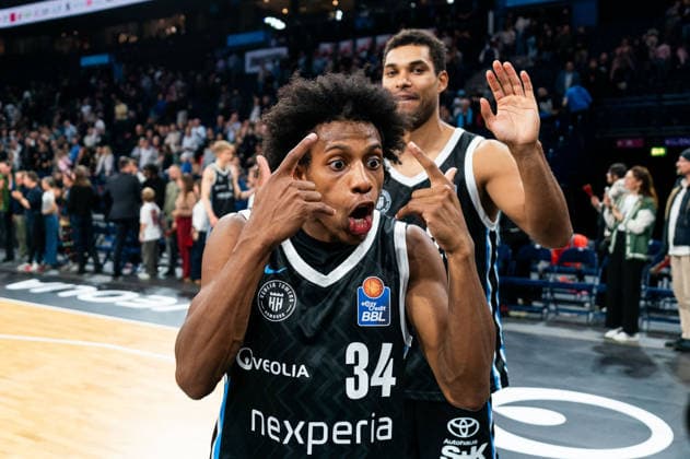 Ross Williams Veolia Towers Hamburg, 34 cheers after victory end of game, GER, Veolia Towers Hamburg vs Alba Berlin, Basketball, Bundesliga, Matchday 10, Season 2025 2026, 14 12 2025 GER, Veolia Towers Hamburg vs Alba Berlin, Basketball, Bundesliga, Matchday 10, Season 2025 2026, 14 12 2025 Hamburg Copyright: xEibner-Pressefoto MaxxVincenx EP_MVN