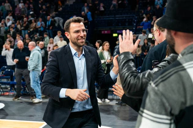 Benka Barloschky Veolia Towers Hamburg, Coach after victory end of game with the fans, GER, Veolia Towers Hamburg vs Alba Berlin, Basketball, Bundesliga, Matchday 10, Season 2025 2026, 14 12 2025 GER, Veolia Towers Hamburg vs Alba Berlin, Basketball, Bundesliga, Matchday 10, Season 2025 2026, 14 12 2025 Hamburg Copyright: xEibner-Pressefoto MaxxVincenx EP_MVN