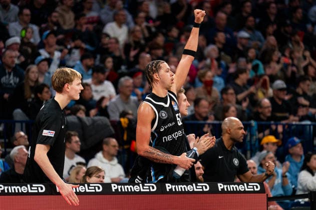 Zacharie Perrin Veolia Towers Hamburg, 52 cheers from the bench, GER, Veolia Towers Hamburg vs Alba Berlin, Basketball, Bundesliga, Matchday 10, Season 2025 2026, 14 12 2025 GER, Veolia Towers Hamburg vs Alba Berlin, Basketball, Bundesliga, Matchday 10, Season 2025 2026, 14 12 2025 Hamburg Copyright: xEibner-Pressefoto MaxxVincenx EP_MVN