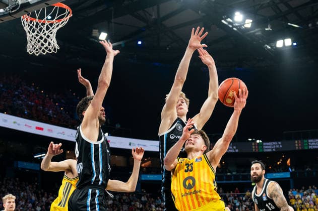 Bennet Hundt ALBA Berlin, 33 on a lay-up against Benedikt Turudic Veolia Towers Hamburg, 44 and Jared Grey Veolia Towers Hamburg, 08 , GER, Veolia Towers Hamburg vs Alba Berlin, Basketball, Bundesliga, Matchday 10, Season 2025 2026, 14 12 2025 GER, Veolia Towers Hamburg vs Alba Berlin, Basketball, Bundesliga, Matchday 10, Season 2025 2026, 14 12 2025 Hamburg Copyright: xEibner-Pressefoto MaxxVincenx EP_MVN