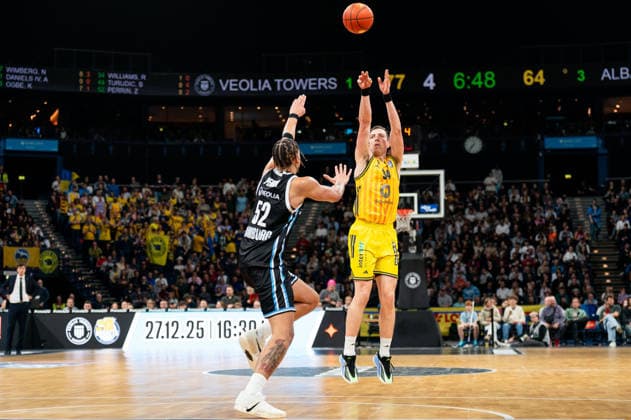 Justin Bean ALBA Berlin, 34 on throw, Zacharie Perrin Veolia Towers Hamburg, 52 , GER, Veolia Towers Hamburg vs Alba Berlin, Basketball, Bundesliga, Matchday 10, Season 2025 2026, 14 12 2025 GER, Veolia Towers Hamburg vs Alba Berlin, Basketball, Bundesliga, Matchday 10, Season 2025 2026, 14 12 2025 Hamburg Copyright: xEibner-Pressefoto MaxxVincenx EP_MVN