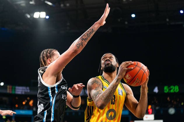 Jwan Roberts ALBA Berlin, 13 in duel against Zacharie Perrin Veolia Towers Hamburg, 52 , GER, Veolia Towers Hamburg vs Alba Berlin, Basketball, Bundesliga, Matchday 10, Season 2025 2026, 14 12 2025 GER, Veolia Towers Hamburg vs Alba Berlin, Basketball, Bundesliga, Matchday 10, Season 2025 2026, 14 12 2025 Hamburg Copyright: xEibner-Pressefoto MaxxVincenx EP_MVN