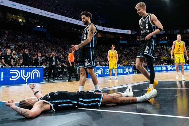 Zacharie Perrin Veolia Towers Hamburg, 52 on the ground, cheers with Devon Daniels Veolia Towers Hamburg, 21 and Zsombor Maronka Veolia Towers Hamburg, 05 , GER, Veolia Towers Hamburg vs Alba Berlin, Basketball, Bundesliga, Matchday 10, 2025 2026 season, 14 12 2025 GER, Veolia Towers Hamburg vs Alba Berlin, Basketball, Bundesliga, Matchday 10, 2025 2026 season, 14 12 2025 Hamburg Copyright: xEibner-Pressefoto MaxxVincenx EP_MVN