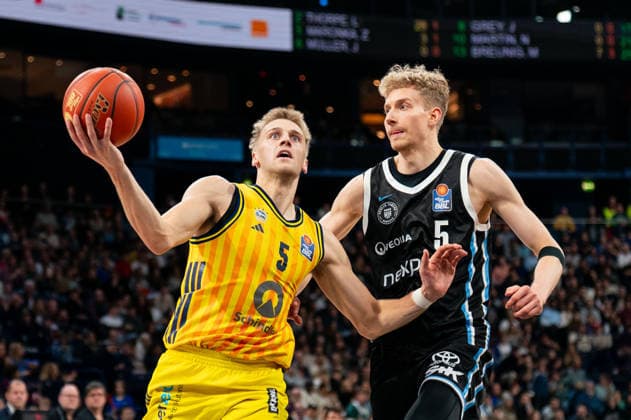 Sam Griesel ALBA Berlin, 05 dribbling, Zsombor Maronka Veolia Towers Hamburg, 05 , GER, Veolia Towers Hamburg vs Alba Berlin, Basketball, Bundesliga, Matchday 10, Season 2025 2026, 14 12 2025 GER, Veolia Towers Hamburg vs Alba Berlin, Basketball, Bundesliga, Matchday 10, Season 2025 2026, 14 12 2025 Hamburg Copyright: xEibner-Pressefoto MaxxVincenx EP_MVN