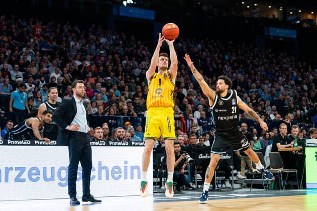 Jonas Mattisseck ALBA Berlin, 09 on throw, Devon Daniels Veolia Towers Hamburg, 21 , GER, Veolia Towers Hamburg vs Alba Berlin, Basketball, Bundesliga, Matchday 10, Season 2025 2026, 14 12 2025 GER, Veolia Towers Hamburg vs Alba Berlin, Basketball, Bundesliga, Matchday 10, Season 2025 2026, 14 12 2025 Hamburg Copyright: xEibner-Pressefoto MaxxVincenx EP_MVN