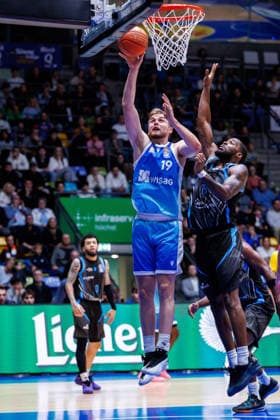 easycredit BBL, Frankfurt Skyliners Science City Jena, 14 12 2025 Till Pape Frankfurt Skyliners, 19 at the board against Naz Bohannon Science City Jena, 15 Game of the easycredit BBL Frankfurt Skyliners Science City Jena on Matchday 10 of the 25 26 season in the Süwag Energie ARENA on 14 12 2025 Copyright: xBEAUTIFULxSPORTS Hahnex