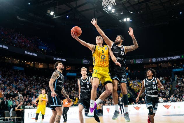 Sam Griesel ALBA Berlin, 05 on a lay-up against Martin Breunig Veolia Towers Hamburg, 13 , GER, Veolia Towers Hamburg vs Alba Berlin, Basketball, Bundesliga, Matchday 10, Season 2025 2026, 14 12 2025 GER, Veolia Towers Hamburg vs Alba Berlin, Basketball, Bundesliga, Matchday 10, Season 2025 2026, 14 12 2025 Hamburg Copyright: xEibner-Pressefoto MaxxVincenx EP_MVN
