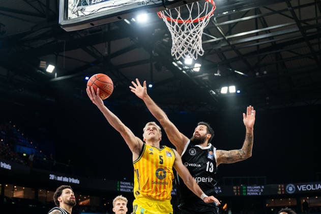 Sam Griesel ALBA Berlin, 05 on a lay-up against Martin Breunig Veolia Towers Hamburg, 13 , GER, Veolia Towers Hamburg vs Alba Berlin, Basketball, Bundesliga, Matchday 10, Season 2025 2026, 14 12 2025 GER, Veolia Towers Hamburg vs Alba Berlin, Basketball, Bundesliga, Matchday 10, Season 2025 2026, 14 12 2025 Hamburg Copyright: xEibner-Pressefoto MaxxVincenx EP_MVN