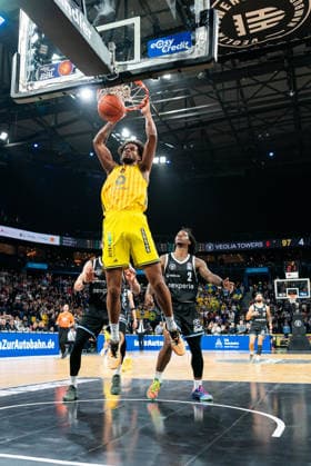 Norris Agbakoko ALBA Berlin, 17 on dunk, Niklas Wimberg Veolia Towers Hamburg, 17 , Leonard Thorpe Jr Veolia Towers Hamburg, 02 , GER, Veolia Towers Hamburg vs Alba Berlin, Basketball, Bundesliga, Matchday 10, Season 2025 2026, 14 12 2025 GER, Veolia Towers Hamburg vs Alba Berlin, Basketball, Bundesliga, Matchday 10, Season 2025 2026, 14 12 2025 Hamburg Copyright: xEibner-Pressefoto MaxxVincenx EP_MVN