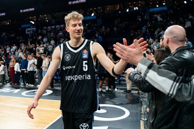 Zsombor Maronka Veolia Towers Hamburg, 05 after victory end of game with the fans, GER, Veolia Towers Hamburg vs Alba Berlin, Basketball, Bundesliga, Matchday 10, Season 2025 2026, 14 12 2025 GER, Veolia Towers Hamburg vs Alba Berlin, Basketball, Bundesliga, Matchday 10, Season 2025 2026, 14 12 2025 Hamburg Copyright: xEibner-Pressefoto MaxxVincenx EP_MVN