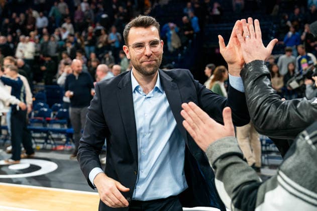 Benka Barloschky Veolia Towers Hamburg, Coach after victory end of game with the fans, GER, Veolia Towers Hamburg vs Alba Berlin, Basketball, Bundesliga, Matchday 10, Season 2025 2026, 14 12 2025 GER, Veolia Towers Hamburg vs Alba Berlin, Basketball, Bundesliga, Matchday 10, Season 2025 2026, 14 12 2025 Hamburg Copyright: xEibner-Pressefoto MaxxVincenx EP_MVN