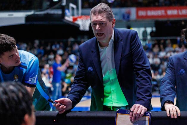 easycredit BBL, Frankfurt Skyliners Science City Jena, 14 12 2025 Coach Klaus Perwas Frankfurt Skyliners Game of the easycredit BBL Frankfurt Skyliners Science City Jena on Matchday 10 of the 25 26 season in the Süwag Energie ARENA on 14 12 2025 Copyright: xBEAUTIFULxSPORTS Hahnex