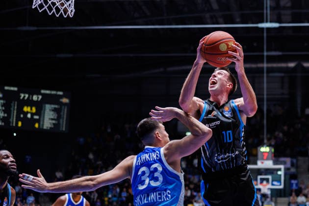 easycredit BBL, Frankfurt Skyliners Science City Jena, 14 12 2025 Joe Wieskamp Science City Jena, 10 with a lay-up against Ryan Hawkins Frankfurt Skyliners, 33 Game of the easycredit BBL Frankfurt Skyliners Science City Jena on matchday 10 of the 25 26 season in the Süwag Energie ARENA on 14 12 2025 Copyright: xBEAUTIFULxSPORTS Hahnex