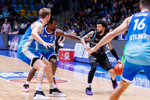 easycredit BBL, Frankfurt Skyliners Science City Jena, 14 12 2025 Tavian Dunn Martin Science City Jena, 0 against Isaiah Swope Frankfurt Skyliners, 1 Game of the easycredit BBL Frankfurt Skyliners Science City Jena on Matchday 10 of the 25 26 season at the Süwag Energie ARENA on 14 12 2025 Copyright: xBEAUTIFULxSPORTS Hahnex