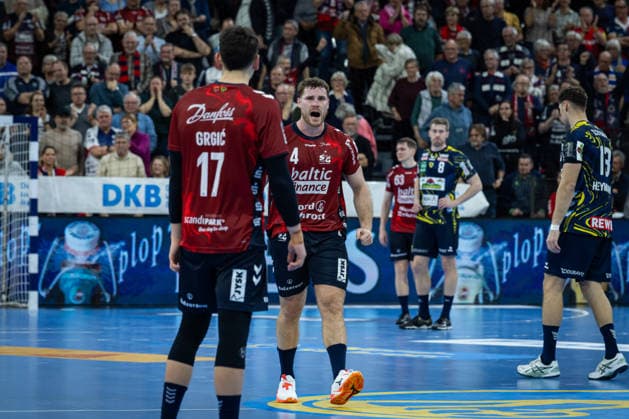 DAIKIN HBL SG Flensburg Handewitt vs Rhein Neckar Löwen 14 12 25 Cheers after victory Johannes Golla Nr 04, SG Flensburg Handewitt , Marko Grgic Nr 17, SG Flensburg Handewitt DAIKIN HBL SG Flensburg Handewitt vs Rhein Neckar Löwen, GP JOULE Arena on 14 12 25 Copyright: xBEAUTIFULxSPORTS MarioxM.xKobergx