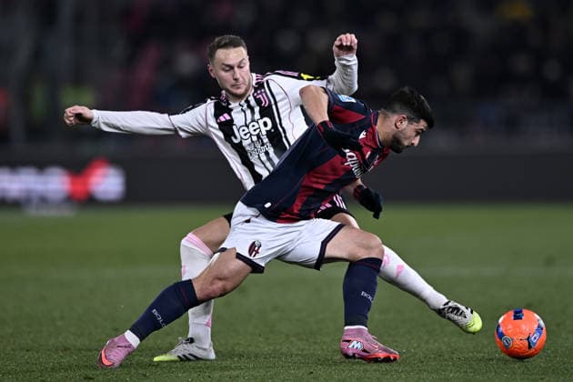 Mp Bologna 14 12 2025 - campionato di calcio serie A Bologna-Juventus foto Matteo Papini Image nella foto: Teun Koopmeiners-Riccardo Orsolini 