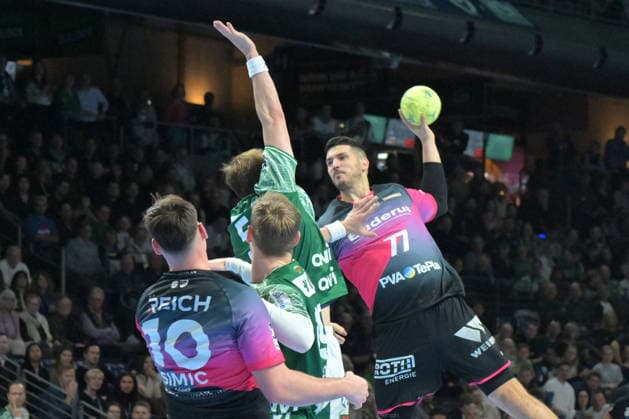 14 12 2025, xlakx, Handball Daikin HBL, Fuechse Berlin HSG Wetzlar v l Stefan Cavor HSG Wetzlar goes for the jump shot Berlin Daniel Lakomski