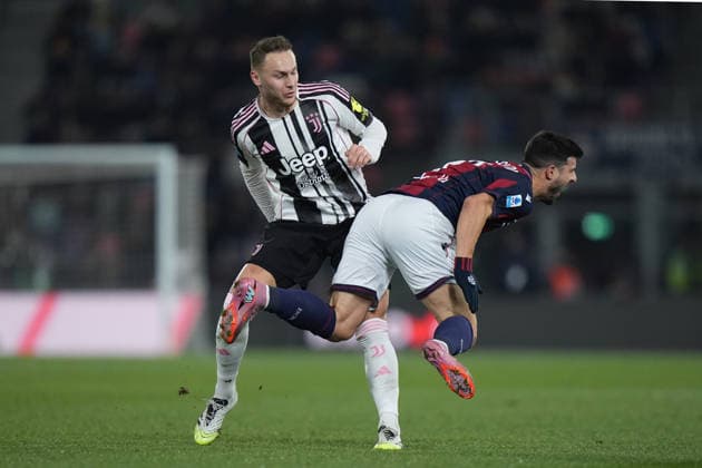 Bologna™s Riccardo Orsolini fights for the ball with Juventus Teun Koopmeiners during the Serie A soccer match between Bologna and Juventus at the Dallara Stadium in Bologna , north Italy - Sunday , December 14 , 2025. - Soccer .  Copyright: xSpada LaPressex