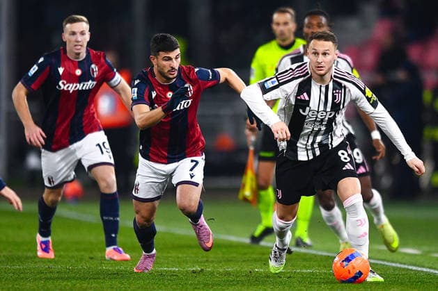 2025-12-14 Bologna FC 1909 v Juventus FC - Serie A BOLOGNA, ITALY - DECEMBER 14: Teun Koopmeiners of Juventus FC battles for the ball with Lewis Ferguson of Bologna FC 1909 and Riccardo Orsolini of Bologna FC 1909 during the Serie A match between Bologna FC 1909 and Juventus FC at Renato Dall Ara Stadium on December 14, 2025 in Bologna, Italy. (Photo by Alberto Gandolfo BSR Agency) Bologna Italy Content not available for redistribution in The Netherlands directly or indirectly through any third parties. Copyright: xBSRxAgencyx