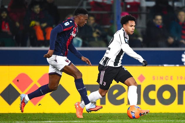 2025-12-14 Bologna FC 1909 v Juventus FC - Serie A BOLOGNA, ITALY - DECEMBER 14: Weston McKennie of Juventus FC battles for the ball with Jhon Lucumi of Bologna FC 1909 during the Serie A match between Bologna FC 1909 and Juventus FC at Renato Dall Ara Stadium on December 14, 2025 in Bologna, Italy. (Photo by Alberto Gandolfo BSR Agency) Bologna Italy Content not available for redistribution in The Netherlands directly or indirectly through any third parties. Copyright: xBSRxAgencyx