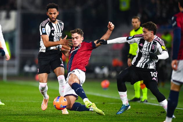 2025-12-14 Bologna FC 1909 v Juventus FC - Serie A BOLOGNA, ITALY - DECEMBER 14: Lloyd Kelly of Juventus FC battles for the ball with Thijs Dallinga of Bologna FC 1909 during the Serie A match between Bologna FC 1909 and Juventus FC at Renato Dall Ara Stadium on December 14, 2025 in Bologna, Italy. (Photo by Alberto Gandolfo BSR Agency) Bologna Italy Content not available for redistribution in The Netherlands directly or indirectly through any third parties. Copyright: xBSRxAgencyx