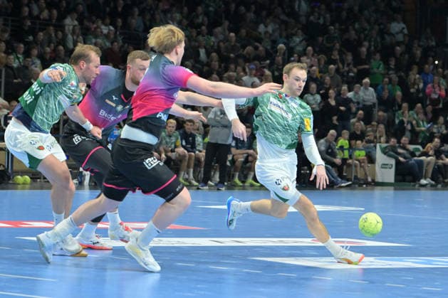 14 12 2025, xlakx, Handball Daikin HBL, Fuechse Berlin HSG Wetzlar v l Max Darj Fuechse Berlin , Georg Loewen HSG Wetzlar , Mathias Gidsel Fuechse Berlin Zweikampf, Duell, Kampf, tackle Berlin Daniel Lakomski