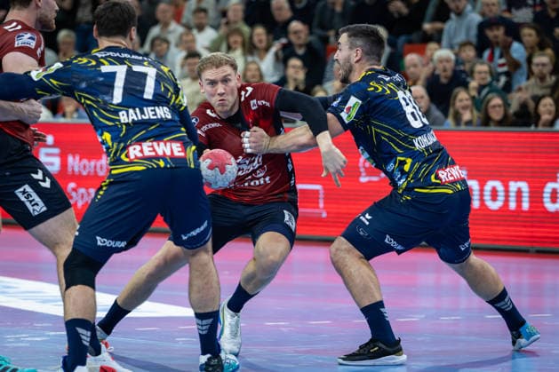 DAIKIN HBL SG Flensburg Handewitt vs Rhein Neckar Löwen 14 12 25 Simon Pytlick No 02, SG Flensburg Handewitt vs Jannik Kohlbacher No 80, Rhein Neckar Löwen and Dani Baijens No 77, Rhein Neckar Löwen DAIKIN HBL SG Flensburg Handewitt vs Rhein Neckar Löwen, GP JOULE Arena on 14 12 25 Copyright: xBEAUTIFULxSPORTS MarioxM.xKobergx