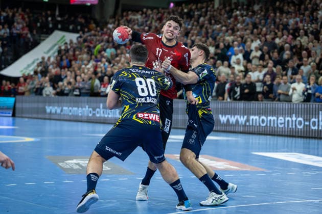 DAIKIN HBL SG Flensburg Handewitt vs Rhein Neckar Löwen 14 12 25 Marko Grgic No 17, SG Flensburg Handewitt vs Jannik Kohlbacher No 80, Rhein Neckar Löwen and Sebastian Heymann No 13, Rhein Neckar Löwen DAIKIN HBL SG Flensburg Handewitt vs Rhein Neckar Löwen, GP JOULE Arena on 14 12 25 Copyright: xBEAUTIFULxSPORTS MarioxM.xKobergx