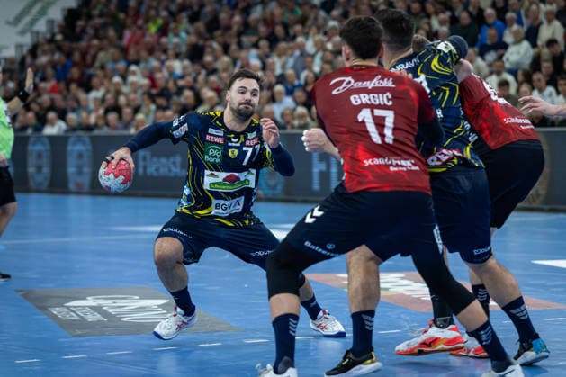DAIKIN HBL SG Flensburg Handewitt vs Rhein Neckar Löwen 14 12 25 Dani Baijens No 77, Rhein Neckar Löwen in attack DAIKIN HBL SG Flensburg Handewitt vs Rhein Neckar Löwen, GP JOULE Arena on 14 12 25 Copyright: xBEAUTIFULxSPORTS MarioxM.xKobergx