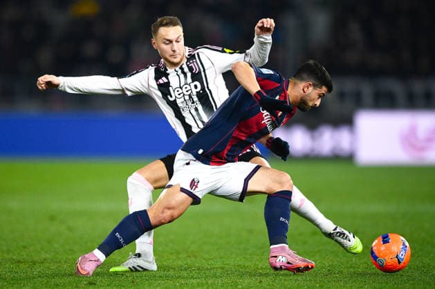 2025-12-14 Bologna FC 1909 v Juventus FC - Serie A BOLOGNA, ITALY - DECEMBER 14: Teun Koopmeiners of Juventus FC battles for the ball with Riccardo Orsolini of Bologna FC 1909 during the Serie A match between Bologna FC 1909 and Juventus FC at Renato Dall Ara Stadium on December 14, 2025 in Bologna, Italy. (Photo by Alberto Gandolfo BSR Agency) Bologna Italy Content not available for redistribution in The Netherlands directly or indirectly through any third parties. Copyright: xBSRxAgencyx