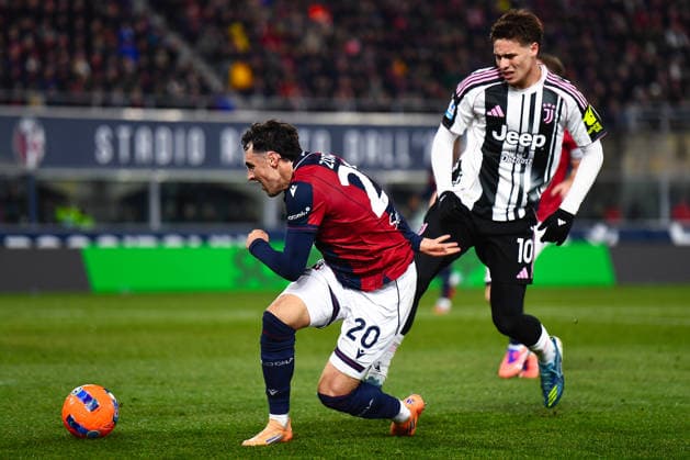 2025-12-14 Bologna FC 1909 v Juventus FC - Serie A BOLOGNA, ITALY - DECEMBER 14: Nadir Zortea of Bologna FC 1909 battles for the ball with Kenan Yildiz of Juventus FC during the Serie A match between Bologna FC 1909 and Juventus FC at Renato Dall Ara Stadium on December 14, 2025 in Bologna, Italy. (Photo by Alberto Gandolfo BSR Agency) Bologna Italy Content not available for redistribution in The Netherlands directly or indirectly through any third parties. Copyright: xBSRxAgencyx