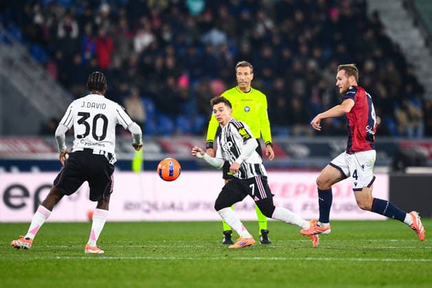 2025-12-14 Bologna FC 1909 v Juventus FC - Serie A BOLOGNA, ITALY - DECEMBER 14: Jonathan David of Juventus FC, Francisco Conceicao of Juventus FC, Tommaso Pobega of Bologna FC 1909 during the Serie A match between Bologna FC 1909 and Juventus FC at Renato Dall Ara Stadium on December 14, 2025 in Bologna, Italy. (Photo by Alberto Gandolfo BSR Agency) Bologna Italy Content not available for redistribution in The Netherlands directly or indirectly through any third parties. Copyright: xBSRxAgencyx