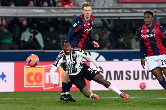 David Jonathan (Juventus Fc) in action hindered by Heggem (Bologna Fc) during Bologna FC vs Juventus FC, Italian soccer Serie A match in Bologna, Italy, December 14 2025  Copyright: xGianlucaxRicci IPAxSportx xipa-agency.netx xx IPA_69161978 IPA_Agency_IPA69161978
