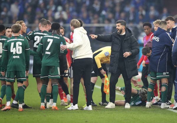 14 12 2025 Soccer season 2025 2026 2 Soccer Bundesliga 16 Matchday FC Schalke 04 S04 Knappen 1 FC Nürnberg FCN Club Sportfoto Zink DaMa xdaxmax DFL regulations prohibit any use of photographs as image sequences and or quasi video only for editorial use Rudelbildung beider Mannschaften Teams Miron Muslic Trainer FC Schalke 04 S04 schlichtet