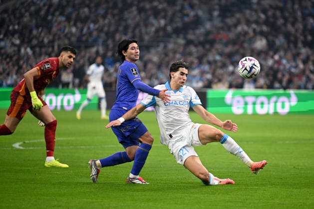 Olympique de Marseille v AS Monaco FC - Ligue 1 McDonald s 2025 2026 18 Takumi MINAMINO (asm) - 21 Nayef AGUERD (om) during the Ligue 1 McDonald s match between Marseille and Monaco at Stade Velodrome on December 14, 2025 in Marseille, France. Marseille France  Copyright: xFEPx 776348233