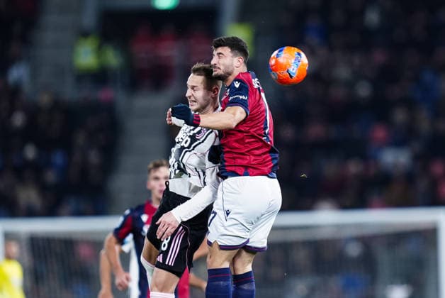 Bologna FC 1909 v Juventus FC - Serie A Enilive Teun Koopmeiners of Juventus FC and Riccardo Orsolini of Bologna FC jump for the ball during the serie Serie A Enilive match between Bologna FC 1909 and Juventus FC at Stadio Renato Dall™Ara on December 14, 2025 in Bologna, Italy Bologna Stadio Renato Dall Ara Bologna Italy Copyright: xGiuseppexMaffiax 251214_SerieA_Bologna-Juventusi_05901