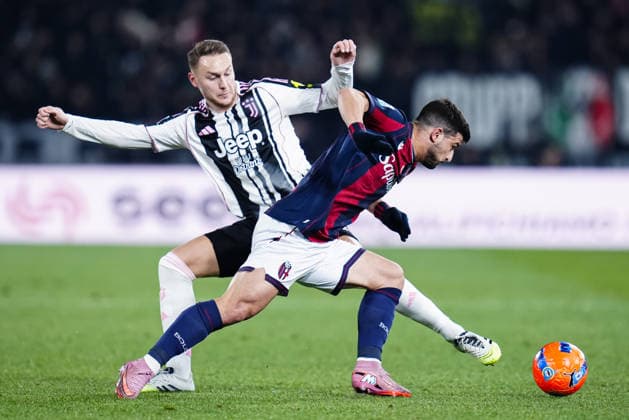 Bologna FC 1909 v Juventus FC - Serie A Enilive Teun Koopmeiners of Juventus FC and Riccardo Orsolini of Bologna FC compete for the ball during the serie Serie A Enilive match between Bologna FC 1909 and Juventus FC at Stadio Renato Dall™Ara on December 14, 2025 in Bologna, Italy Bologna Stadio Renato Dall Ara Bologna Italy Copyright: xGiuseppexMaffiax 251214_SerieA_Bologna-Juventusi_07604