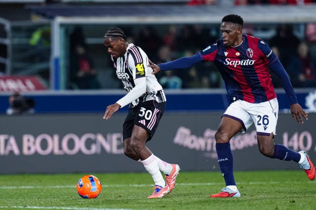 Bologna FC 1909 v Juventus FC - Serie A Enilive Jonathan David of Juventus FC and Jhon Lucumi of Bologna FC compete for the ball during the serie Serie A Enilive match between Bologna FC 1909 and Juventus FC at Stadio Renato Dall™Ara on December 14, 2025 in Bologna, Italy Bologna Stadio Renato Dall Ara Bologna Italy Copyright: xGiuseppexMaffiax 251214_SerieA_Bologna-Juventusi_09579