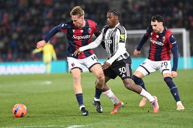 CALCIO - Serie A - Bologna FC vs Juventus FC David Jonathan (Juventus Fc) in action hindered by Heggem (Bologna Fc) during Bologna FC vs Juventus FC, Italian soccer Serie A match in Bologna, Italy, December 14 2025 Bologna Italy  Copyright: xIPAxSport ABACAx