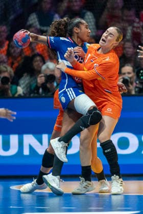 2025-12-14 Netherlands v France - IHF World Women s Handball Championship Bronze Medal Match ROTTERDAM, NETHERLANDS - DECEMBER 14: g98 and Nikita van der Vliet of the Netherlands during the IHF World Women s Handball Championship Bronze Medal Match match between Netherlands and France at Ahoy on December 14, 2025 in Rotterdam, Netherlands. Rotterdam Ahoy Netherlands Content not available for redistribution in The Netherlands directly or indirectly through any third parties. Copyright: xHenkxSeppenx