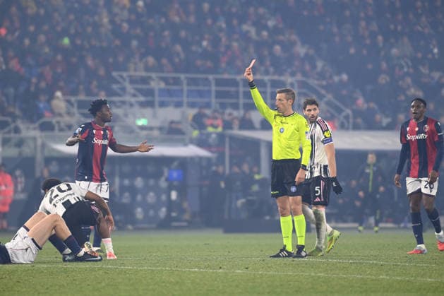 Red Card for Heggem (Bologna Fc9 during Bologna FC vs Juventus FC, Italian soccer Serie A match in Bologna, Italy, December 14 2025  Copyright: xGianlucaxRicci IPAxSportx xipa-agency.netx xx IPA_69163656 IPA_Agency_IPA69163656