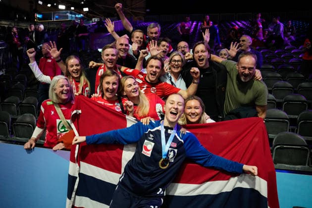 Women s Handball World Championship 2025 Germany Norway Rotterdam, Netherlands 20251214 Henny Ella Reistad and her family celebrate gold after winning the final of the Women s Handball World Championship against Germany in Ahoy Arena Photo Beate Oma Dahle NTB Rotterdam Netherlands EDITORIAL USE ONLY RESTRICTED USE FOR BETTING COMPANIES  Copyright: xBeatexOmaxDahlex xNTBx