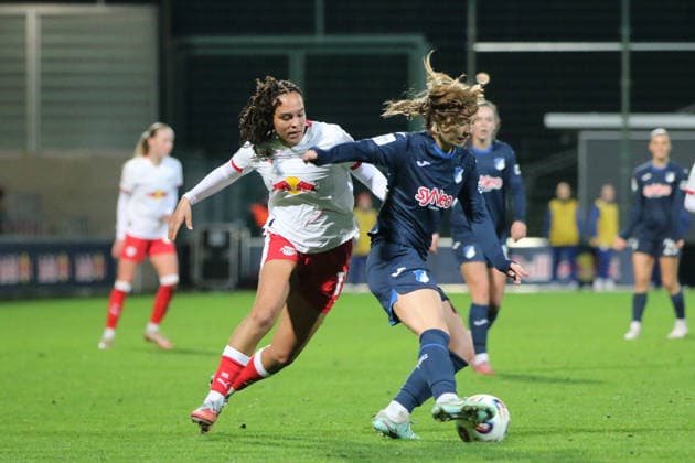 14 12 2025 Soccer Women 2025 2026 Google Pixel Women Bundesliga 13 Matchday RB Leipzig TSG Hoffenheim RB Training Center am Cottaweg Leipzig Lisa Baum RBL, 11, white in duel with Jamilla Rankin TSG, 5, blue Leipzig Saxony Germany